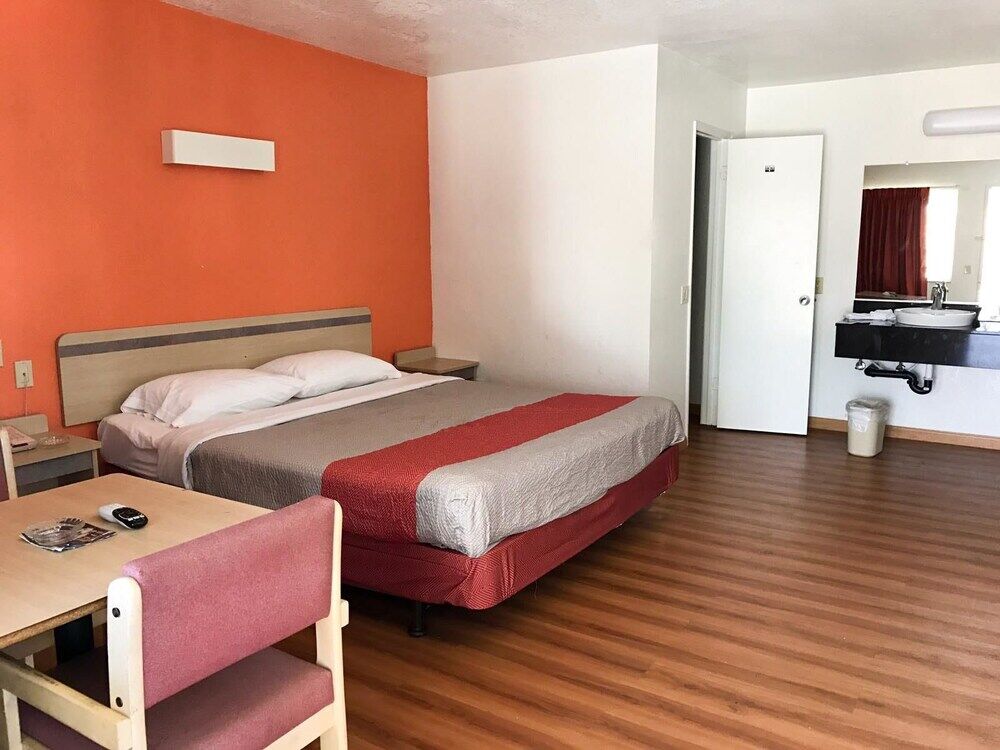6-orange, Ca - Anaheim Hotel 2*